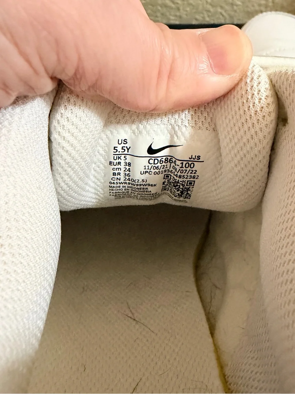 Nike Kids White Air Max 5.5 big kids/7.5 women Sneakers